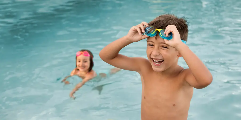 Kinder beim Seepferdchen und Bronze Schwimmkurs in Köln